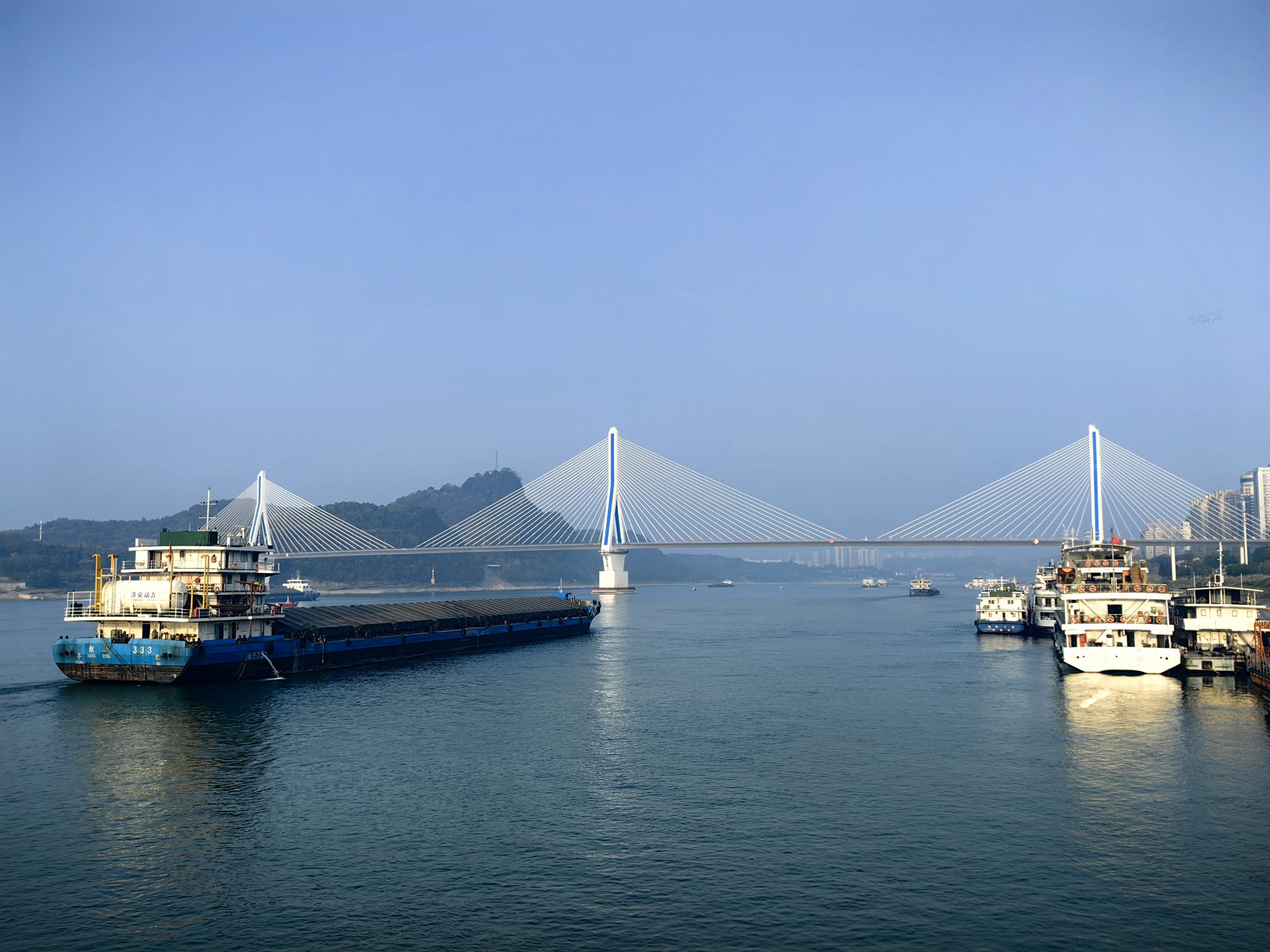 Students learn about geography on the Yangtze River