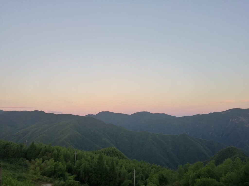 Students hiking through Lingfeng Mountain Forest Park, a scenic branch of Tianmu Mountain in Anji, Zhejiang—known for its tranquil aura and rich cultural history.