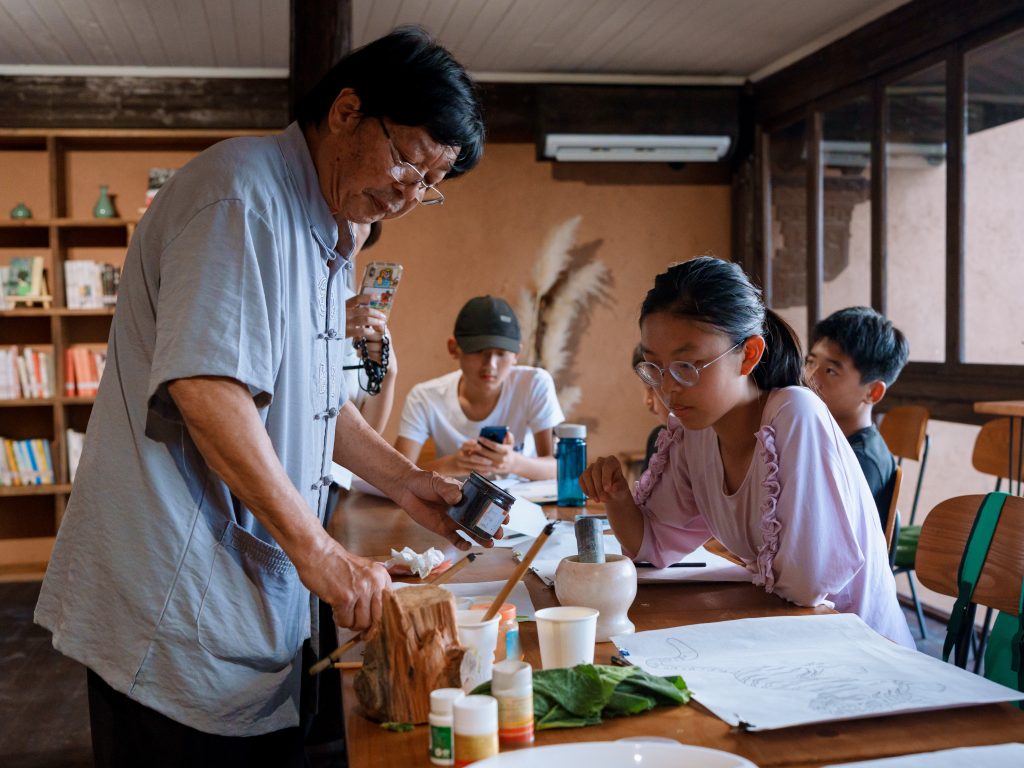 Student in a painting workshop in Songyang.