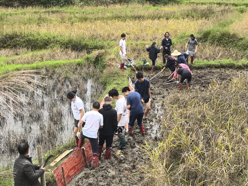 Students working on a service project in Guizhou.