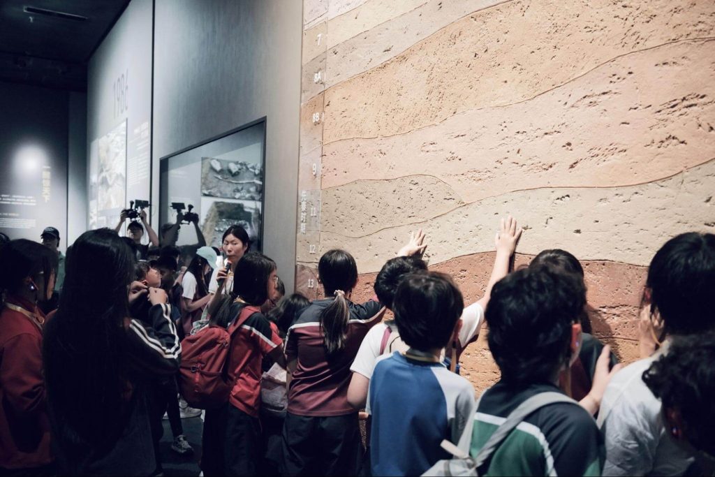 Chongqing’s museums can be active learning spaces where students investigate evidence. In a museum setting, students can study fossils, artifacts, maps, photographs, models, and local history materials that help them connect classroom topics to physical objects and regional stories.